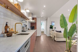 Refrigerador, microondas, horno y parrilla de estufa 