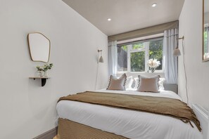 2 habitaciones, tabla de planchar con plancha y cuna de viaje 