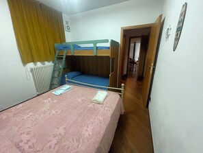 1 chambre, fer et planche à repasser, Wi-Fi gratuit, draps fournis