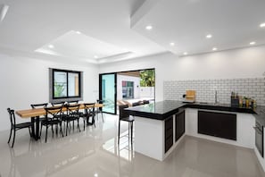 Kühlschrank, Mikrowelle, Herdplatte, Geschirrspüler