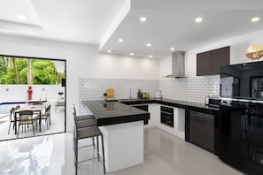 Kühlschrank, Mikrowelle, Herdplatte, Geschirrspüler