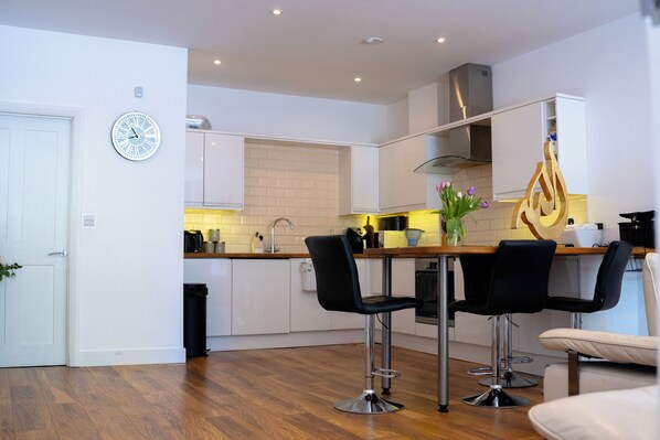 Een microgolfoven, een oven, een kookplaat, een vaatwasser