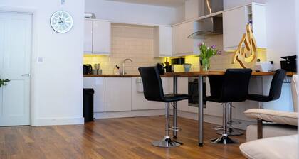 3 bed / 2 bath with Garden - Stunning Holiday/ Contractor Accommodation