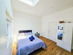 3 slaapkamers, een strijkplank/strijkijzer, wifi, beddengoed