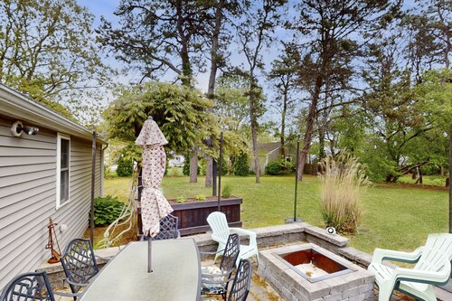 Relaxing family retreat with patio, bikes, fire pit, grill, & central AC