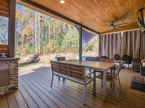 Hendersonville Getaway • Hot Tub & Fire pit