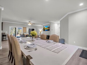 Dining - Hendersonville Getaway • Hot Tub & Fire pit (Hendersonville)