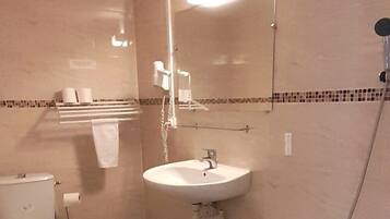 Douche, sĂšche-cheveux, serviettes fournies, papier toilette