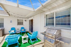 Terrace/patio - Centrally located and dog friendly with heated pool, WIFI, pool table and WD (Bradenton)
