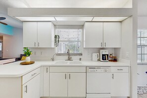 Fridge, microwave, oven, stovetop - Centrally located and dog friendly with heated pool, WIFI, pool table and WD (Bradenton)