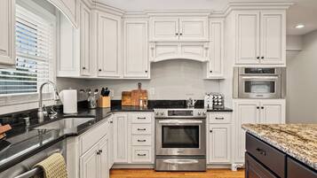 Microondas, horno, placa de cocina, lavavajillas