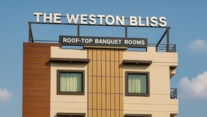 Ein Gebäude namens "The Weston Bliss" mit einem Schild, das "Dachterrassen-Bankett-Räume" anzeigt.