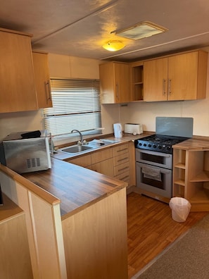 Maison | Cuisine privée | Réfrigérateur, micro-ondes, four, plaque de cuisson