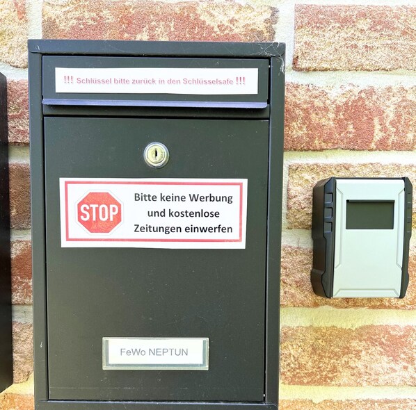 A mailbox with a stop sign and a label reading "FeWo NEPTUN". - Apartment "Neptun" Papenburg 2SZ EBK Modern bathroom Large roof terrace New building WLAN (Papenburg)