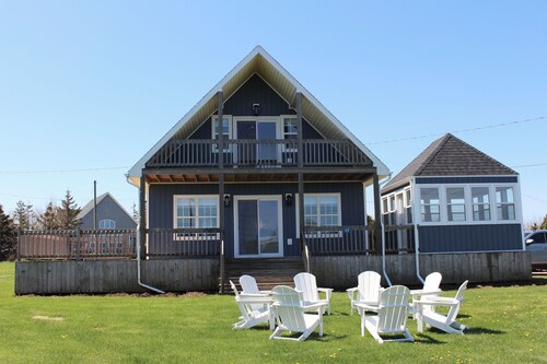 Newly Renovated 4-bedroom Cottage with AC, 4 Minute Walk To The Beach!