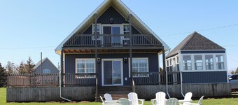 Newly Renovated 4-bedroom Cottage with AC, 4 Minute Walk To The Beach!