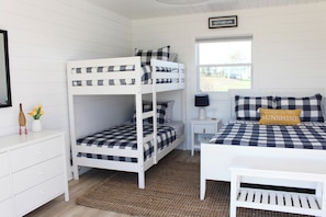 4 bedrooms, iron/ironing board, WiFi, bed sheets