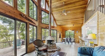 Tranquil lake cabin with private waterfront, modern kitchen, deck & sunset views