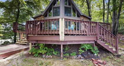 Tranquil lake cabin with private waterfront, modern kitchen, deck & sunset views