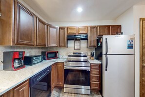 Køleskab, mikrobølgeovn, ovn, kogeplade