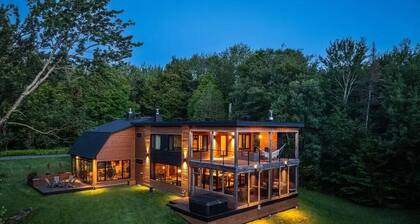 Tranquil and luminous forest retreat with swimming pond and spa!