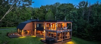 Tranquil and luminous forest retreat with swimming pond and spa!