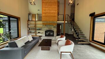 Télévision, cheminée, livres, chaßne hi-fi