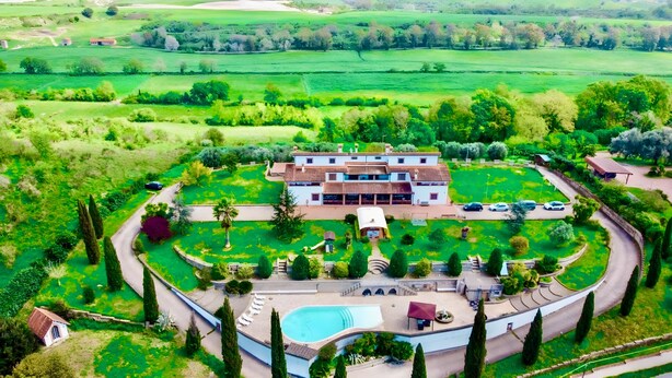 An aerial view of a large estate with a main building, a swimming pool, and surrounding greenery. - Villa Maria Pia - Roman Elegance Immersed in the Green (Aranova)