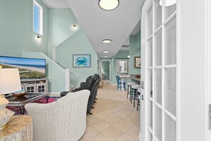 Smart TV - 2nd Row, pool access,outdoor dining, grill. 2 king beds. Short walk to beach. (Surfside Beach)