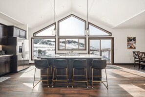 Kühlschrank, Mikrowelle, Ofen, Geschirrspüler