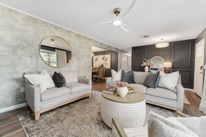 Televisión, futbolito, libros y oficina 