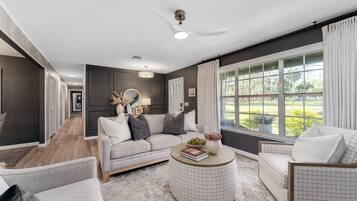 Télévision, baby-foot, livres, espaces bureaux