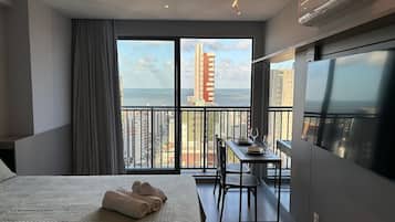 Suíte estúdio superior, 1 cama de casal, não aceita animais de estimação, vista para o mar | Escrivaninha, Wi-Fi de cortesia, roupa de cama