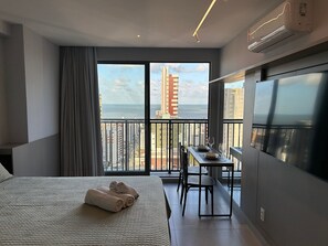Superior Studio Suite | Hypo-allergenic bedding, free WiFi, bed sheets - Bela Hospedagem - 1701 Simple Smart, vista mar (João Pessoa)