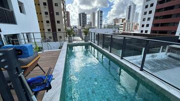 Piscina externa, funciona das 8h às 22h, espreguiçadeiras