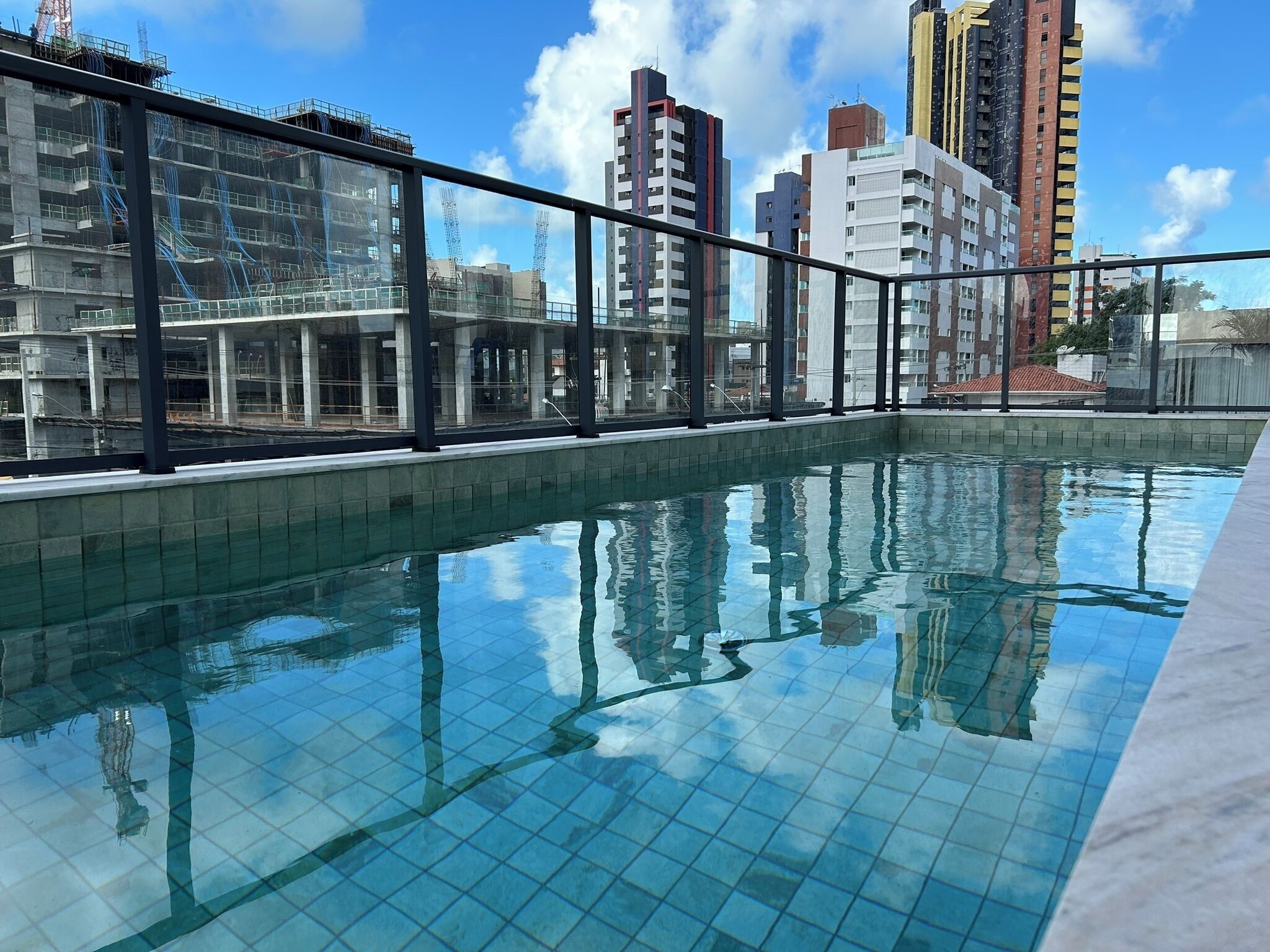 Piscina externa, funciona das 8h às 22h, espreguiçadeiras