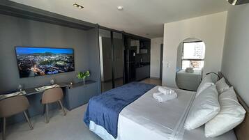 Suíte estúdio panorâmica, 1 cama de casal, geladeira e micro-ondas, vista para a cidade | Escrivaninha, Wi-Fi de cortesia, roupa de cama