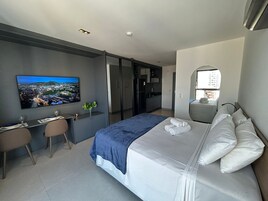 Suite monolocale panoramica, 1 letto matrimoniale, frigorifero e microonde, vista città | Una scrivania, Wi-Fi gratuito, lenzuola