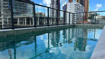 Piscina externa, funciona das 8h às 22h, espreguiçadeiras