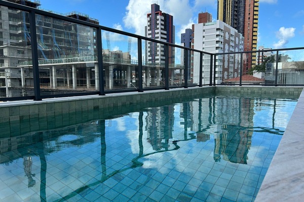 Piscina externa, funciona das 8h às 22h, espreguiçadeiras