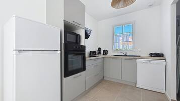 JÀÀkaappi, mikroaaltouuni, liesi, astianpesukone