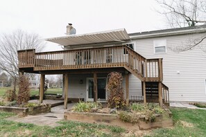 Exterior - The Gathering Place at Gettysburg. Spacious 4 Bdrm Retreat with deck and grill. (Gettysburg)