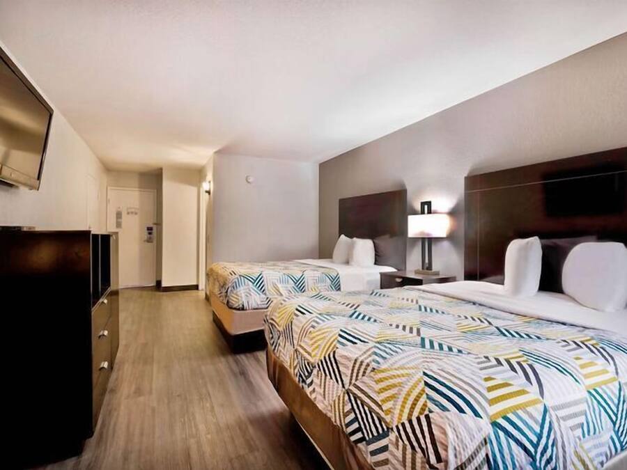 Deluxe tweepersoonskamer, 2 queensize bedden, niet-roken, kitchenette | Een bureau, een laptopwerkplek, verduisterende gordijnen