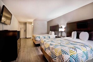 Deluxe tweepersoonskamer, 2 queensize bedden, niet-roken, kitchenette | Een bureau, een laptopwerkplek, verduisterende gordijnen
