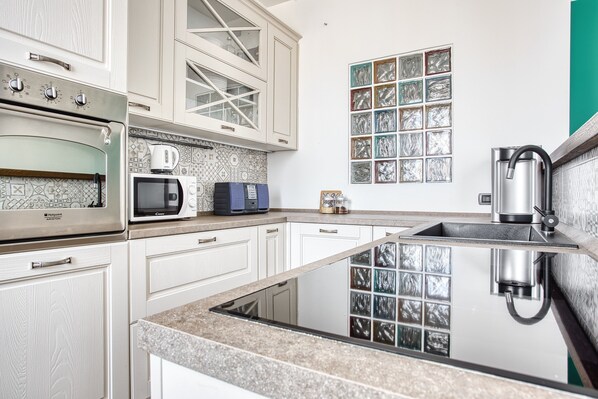 Classic Apartment, City View | Private kitchen | Coffee/tea maker, electric kettle