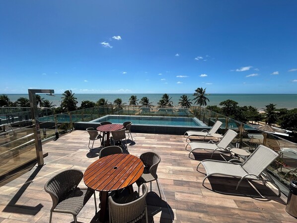 Outdoor pool, open 8:00 AM to 10:00 PM, pool umbrellas, pool loungers - Bela Hospedagem - Fortune, beira mar em Cabo Branco (Joao Pessoa)