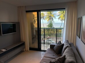 Deluxe Apartment, 2 Bedrooms, Patio, Beachfront | Living room | 32-inch Smart TV with cable channels - Bela Hospedagem - Fortune, beira mar em Cabo Branco (Joao Pessoa)