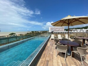 Udendørs pool, åben fra kl. 08.00 til kl. 22.00, parasoller, liggestole