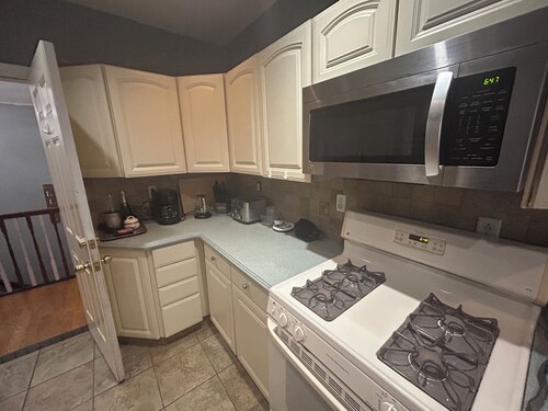 Spacious 3-bedroom apartment with AC, WiFi in charming Queens