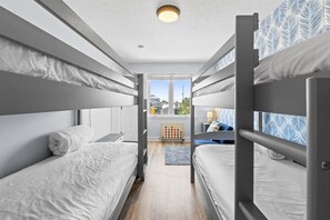 Habitación con literas y vista al exterior.